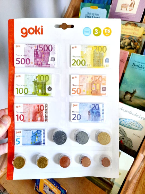 Argent factice Goki 51853, billets de banque et pièces pour enfants.