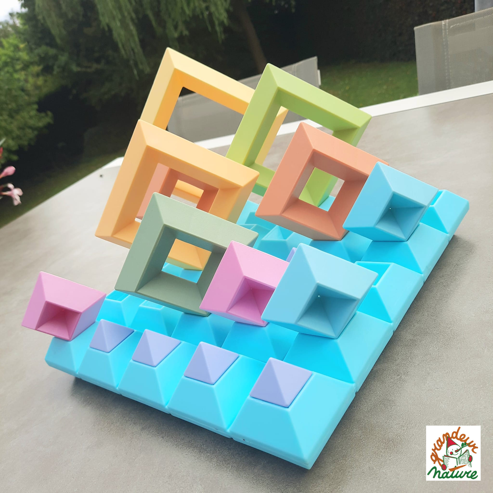 Pyramides arc-en-ciel / Gowi – Image 5