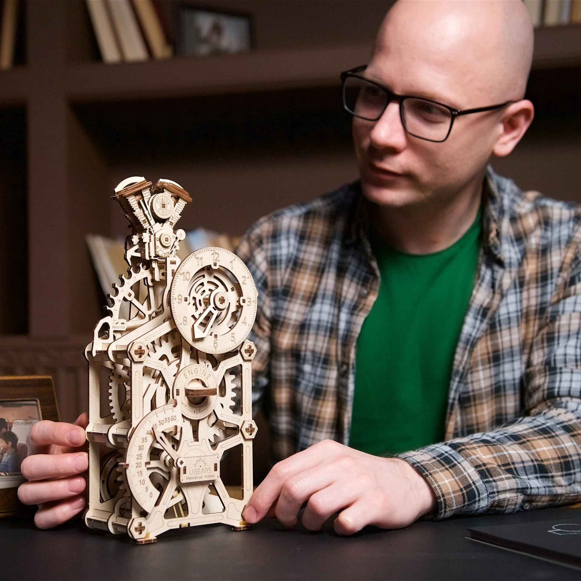 Horloge à moteur / Ugears